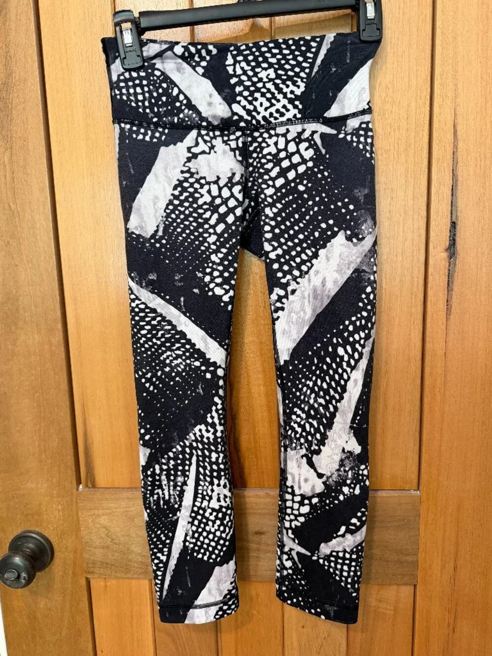 Lululemon Black, White & Gray Patterned Crop Leggings Size 2 - 22
